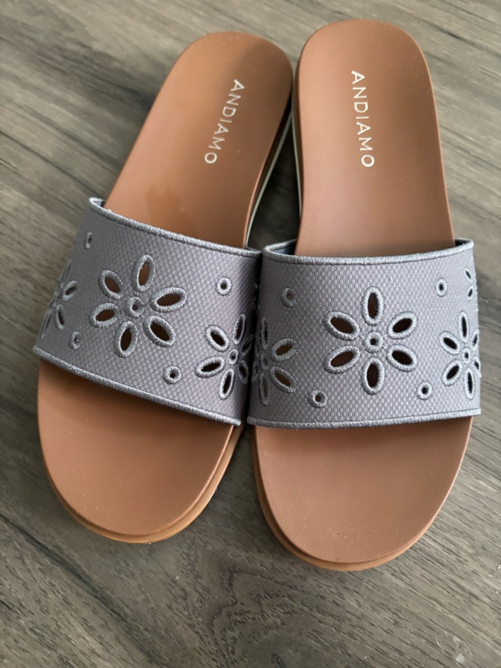 Andiamo Women's Gray Floral-Cutout Slide Sandals